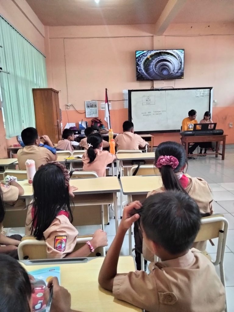 Fasilitas - Ruang Kelas dilengkapi Smart TV